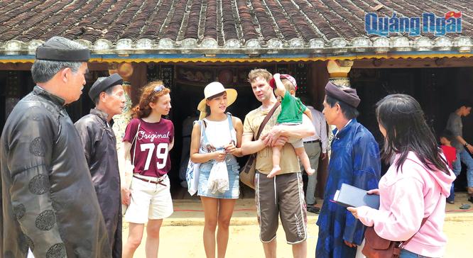  Khách du lịch quốc tế đến tham quan du lịch đảo Lý Sơn ngày càng nhiều.
