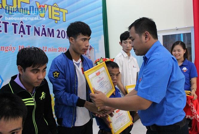 Chủ tịch Hội LHTNVN tỉnh Lê Văn Vin trao bằng khen và tiền thưởng cho 16 thanh niên khuyết tật vượt khó, vươn lên trong cuộc sống.