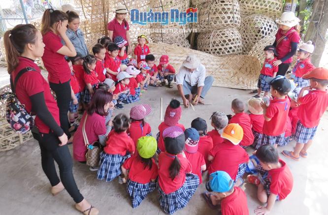  Học sinh Trường Mầm non Hoa Cương có những trải nghiệm thú vị tại làng đan lát  xã Tịnh Hà (Sơn Tịnh).