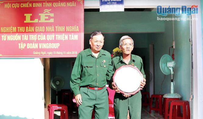 Ngôi nhà của CCB Nguyễn Tấn Hồng (phải) do Hội Cựu chiến binh tỉnh vận động, hỗ trợ xây dựng.