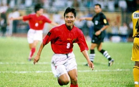 Tiền vệ Nguyễn Hồng Sơn ăn mừng sau pha ghi bàn vào lưới Malaysia tại Tiger Cup 1998
