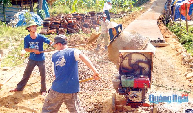 Nhờ phong trào xây dựng nông thôn mới, nhiều tuyến đường giao thông nông thôn ở huyện Trà Bồng đã được bê tông.