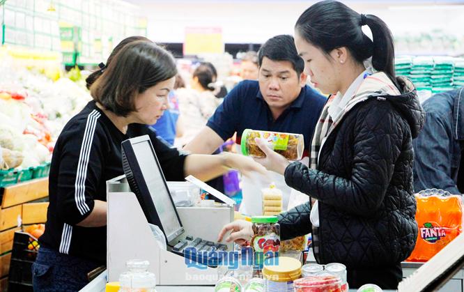 Hoạt động mua, bán tại Siêu thị Co.op Mart Quảng Ngãi.