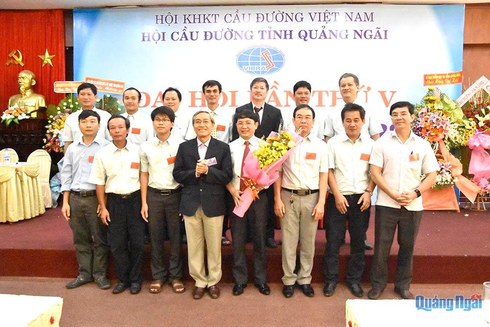 Chủ tịch Hội khoa học kỹ thuật tỉnh Lê Quang Thích tặng hoa chúc mừng Ban chấp hành mới Hội cầu đường Quảng Ngãi