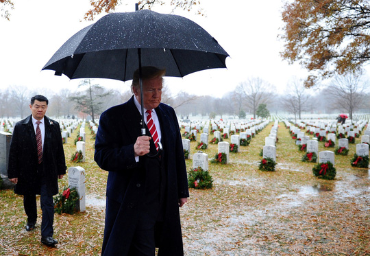 Tổng thống Trump thăm nghĩa trang Arlington hôm 15-12. Ảnh: Reuters