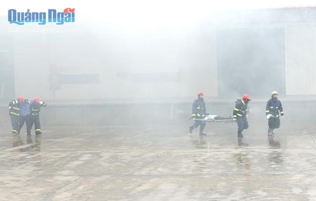 Lực lượng  cứu nạn, cứu hộ nạn nhân mắc kẹt trong đám cháy giả định đưa đến nơi an toàn để các y, bác sỹ chăm sóc