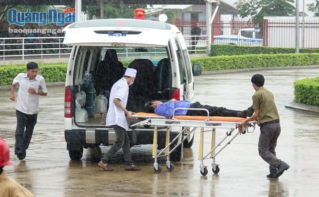 Cùng với chăm sóc tại chỗ, đối với những trường hợp bị thương nặng, nạn nhân nhanh chóng được đưa lên xe cấp cứu để chuyển đến Trung tâm y tế gần nhất