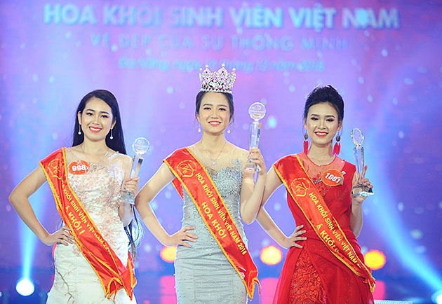 Hoa khôi Sinh viên Việt Nam 2018 Nguyễn Thị Phương Lan (đứng giữa) cùng Á khôi 1 (bên trái) và Á khôi 2 (bên phải) trong đêm đăng quang của cuộc thi.