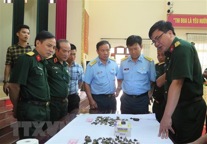 Lực lượng chức năng tìm hiểu các mẫu vật cất bốc được tại Bộ Chỉ huy Quân sự tỉnh Thái Nguyên. (Ảnh: Quân Trang/TTXVN)