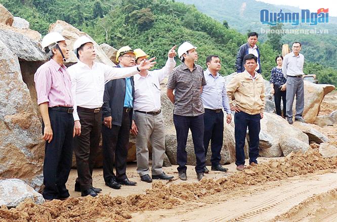 Phó Bí thư Tỉnh ủy Trần Văn Minh kiểm tra công tác khắc phục hậu quả mưa lũ tại huyện Tây Trà.                                                                         ẢNH:BÁ SƠN