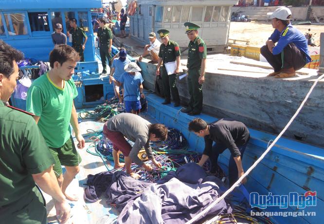 Bộ đội biên phòng bắt giữ tang vật, gồm súng điện, dây hơi mà ngư dân dùng khai thác hải sản tại vùng biển Lý Sơn.