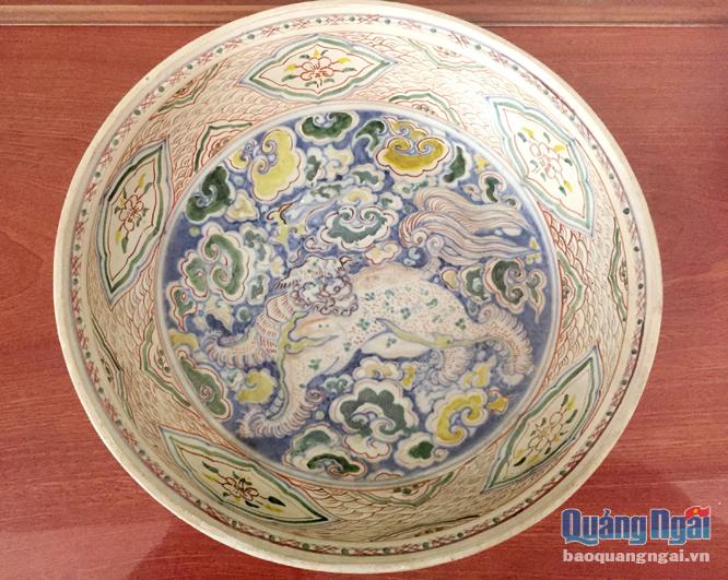 Chiếc đĩa Chu Đậu tam thái trong bộ sưu tập thuộc sở hữu của một người chơi cổ vật Quảng Ngãi.