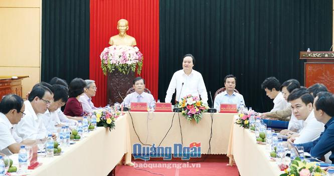 Bộ trưởng Bộ GD&ĐT Phùng Xuân Nhạ làm việc với lãnh đạo tỉnh.
