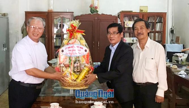 Phó Chủ tịch Thường trực Ủy ban MTTQ Việt Nam tỉnh Trần Hòa tặng quà Giáo xứ Châu Me ở xã Hành Đức (Nghĩa Hành).