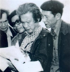 Nhà thơ Nguyễn Trung Hiếu (phải) và nhà thơ Chế Lan Viên viếng mộ Bích Khê tại Thu Xà năm 1988
