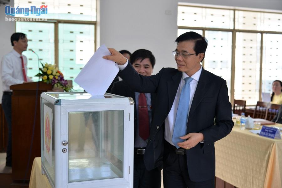 Kỳ họp đã tiến hành lấy phiếu tín nhiệm đối với 21 người giữ chức vụ do HĐND TP.Quảng Ngãi bầu