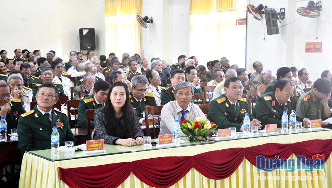  Các đại biểu và lực lượng vũ trang tỉnh tham dự buổi gặp mặt.