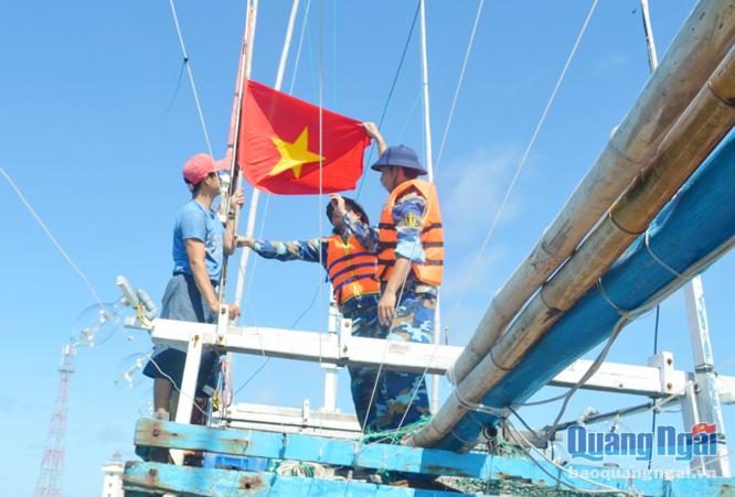 hỉ huy Trung tâm HC-KT đảo Sinh Tồn cấp Cờ Tổ quốc cho tàu cá QNg 90708 TS