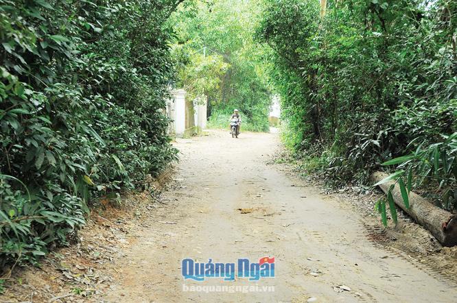 Cuối năm 2018 xã Nghĩa Thắng sẽ về đích NTM, nhưng đến nay nhiều tuyến đường trên địa bàn xã vẫn chưa được bê tông.