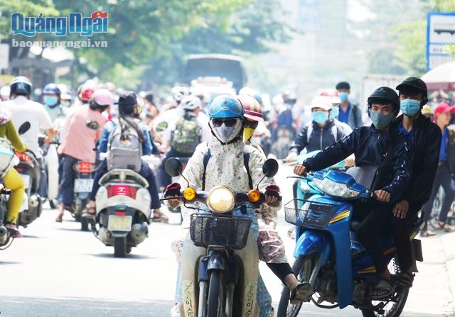 Tình trạng lộn xộn trước cổng trường mỗi giờ tan học và học sinh đi xe máy diễn ra khá phổ biến ở nhiều trường học
