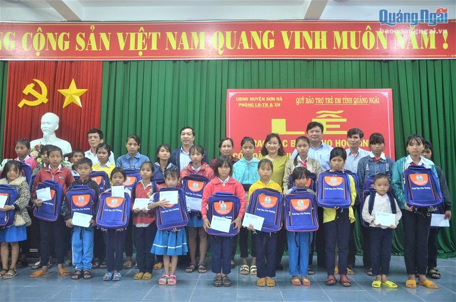 Các em hoc sinh nghèo ở Sơn Hà nhận học bổng