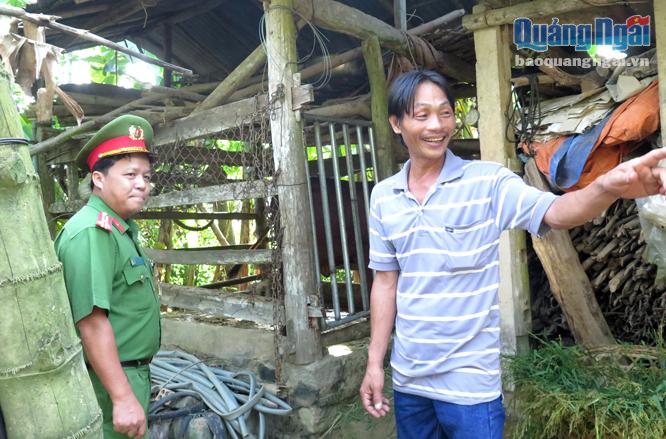 Anh Trần Bích (bên phải) trao đổi chuyện làm ăn với các đồng chí Công an huyện Nghĩa Hành.