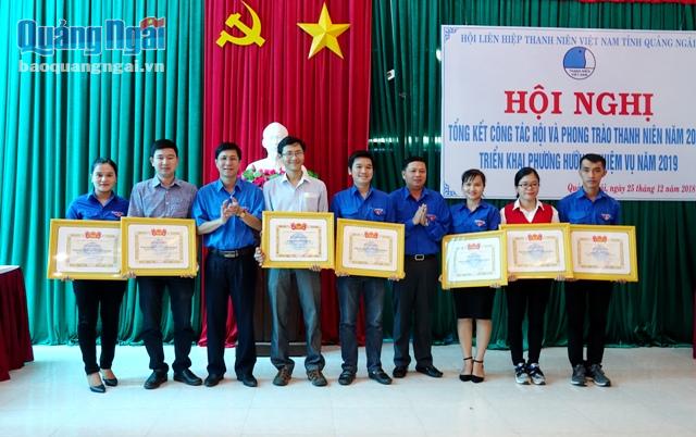  CLB Thầy Thuốc trẻ tỉnh và  6 cá nhân của CLB nhận khen Trung ương Hội LHTN Việt Nam