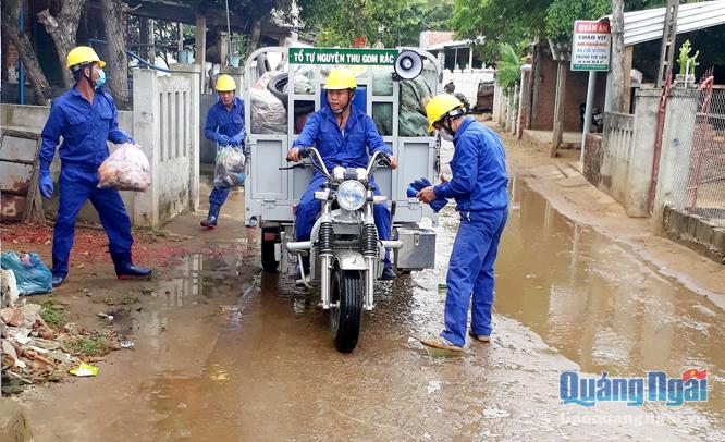 Tổ tự nguyện thu gom rác thải ở xã Bình Châu (Bình Sơn).