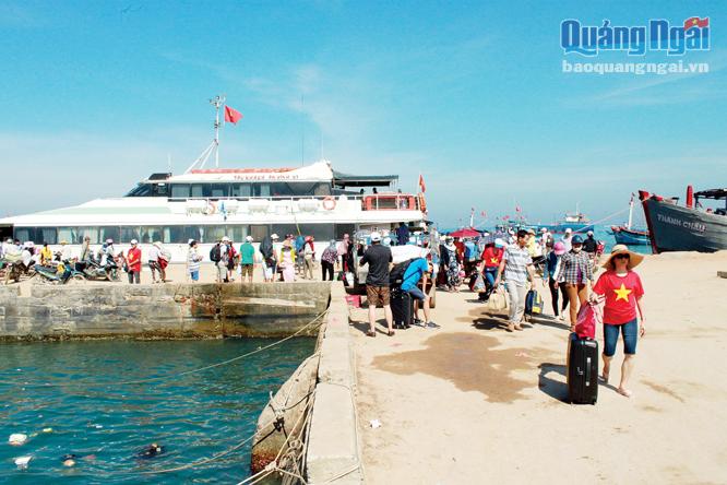 Lượng khách du lịch đến tham quan đảo Lý Sơn ngày càng tăng.