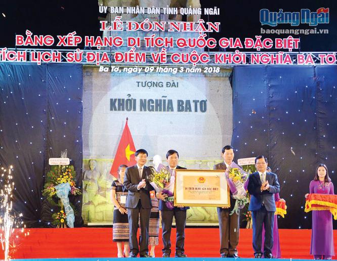 Lãnh đạo huyện Ba Tơ đón nhận Bằng xếp hạng Di tích quốc gia đặc biệt Di tích lịch sử Địa điểm cuộc khởi nghĩa Ba Tơ.                      Ảnh: PT.Triều