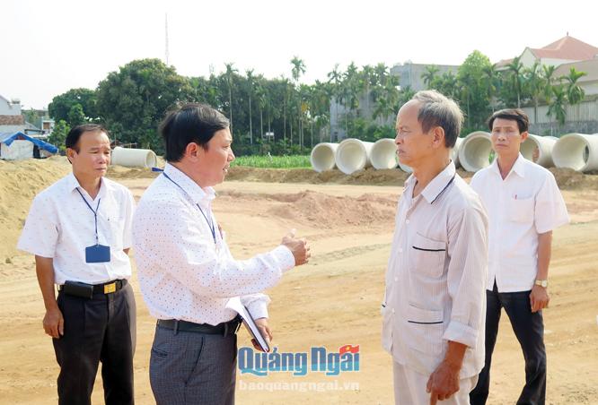 Các cơ quan chức năng nắm bắt tâm tư của người dân có đất bị thu hồi tại phường Lê Hồng Phong (TP.Quảng Ngãi).                                                                                     ẢNH: TL