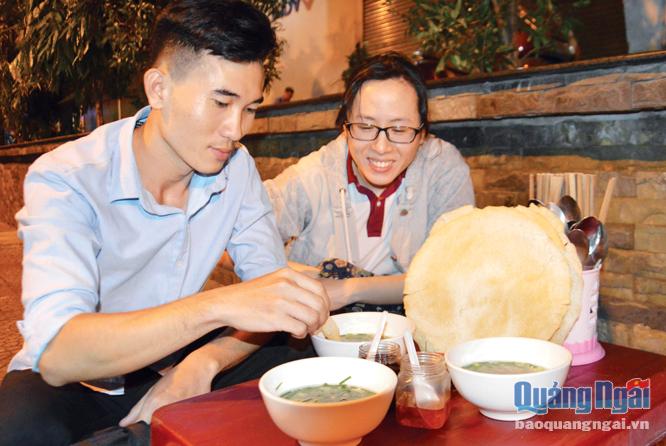  Nhiều thực khách thích thú với món don - một trong những đặc sản của Quảng Ngãi.