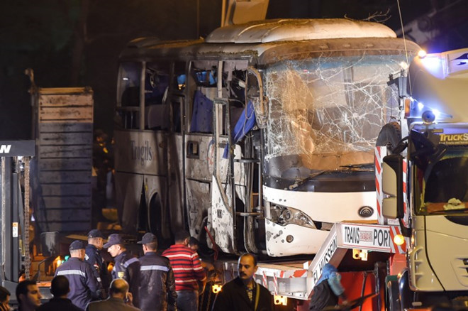 Chiếc xe chở du khách Việt bị phá hủy nghiêm trọng sau vụ đánh bom. Ảnh: AFP.