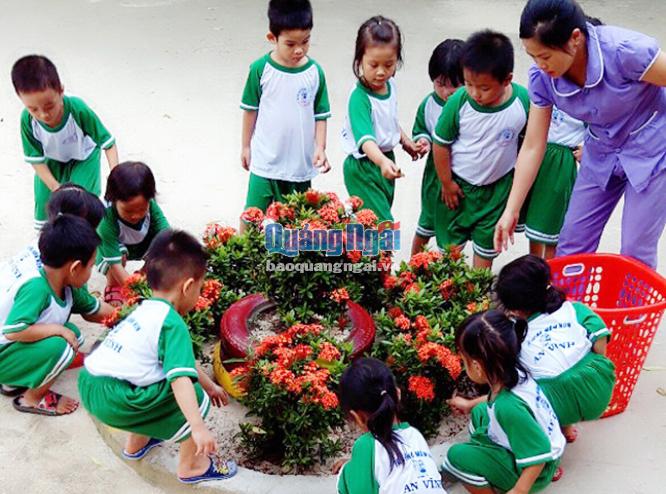 Học sinh Trường Mầm non An Vĩnh (Lý Sơn) thích thú với bài học về bảo vệ môi trường.