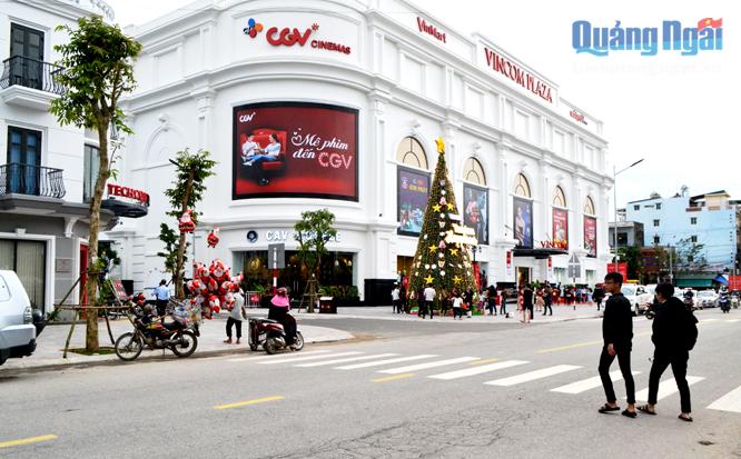 Khu thương mại Vincom Quảng Ngãi hứa hẹn là nơi mua sắm, giải trí mới mẻ cho nhiều người.