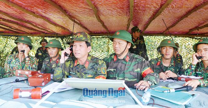 Thủ trưởng Bộ CHQS tỉnh chỉ đạo thực binh bắn đạn thật trong diễn tập QN -18.         