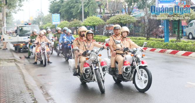 Cảnh sát giao thông Công an TP.Quảng Ngãi ra quân tuần tra đảm bảo trật tự an toàn giao thông.