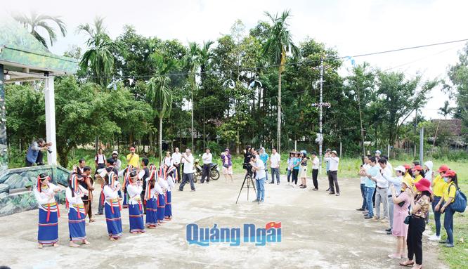 Du khách xem đồng bào dân tộc Cor ở thôn Thọ An, xã Bình An (Bình Sơn) trình diễn nghệ thuật văn hóa truyền thống. 