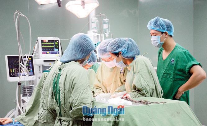 Các y, bác sĩ Bệnh viện Sản- Nhi tỉnh thực hiện phẫu thuật sản khoa.
