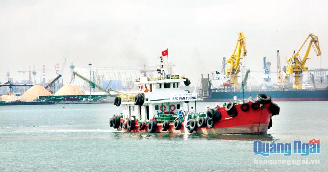 Hoạt động xuất khẩu hàng hóa tại cảng biển Dung Quất. Ảnh: T.Nhị