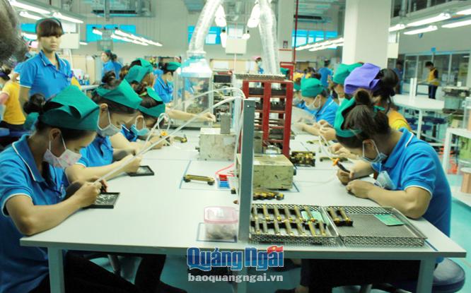 Công nhân làm việc tại Nhà máy sản xuất linh kiện điện tử Sumida (KCN Tịnh Phong).                     Ảnh: T.L