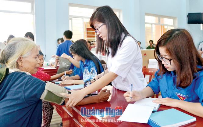 Bác sĩ CLB Thầy thuốc trẻ tỉnh (trực thuộc Hội LHTN Việt Nam tỉnh) khám bệnh cho người nghèo Sơn Tây.