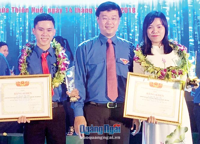 Nguyễn Tấn Trãi (bên trái) nhận phần thưởng “Thanh niên sống đẹp” năm 2018.  Ảnh: NVCC