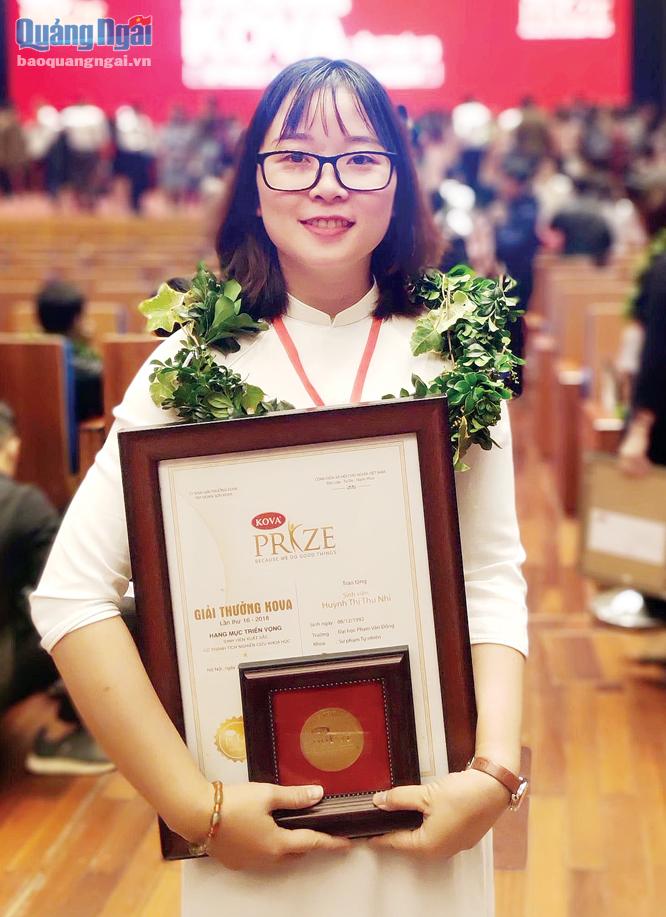 Huỳnh Thị Thu Nhi vinh dự được nhận giải thưởng KOVA ở hạng mục “Triển vọng” dành cho các sinh viên xuất sắc trong nghiên cứu khoa học lần thứ 16 (năm 2018).