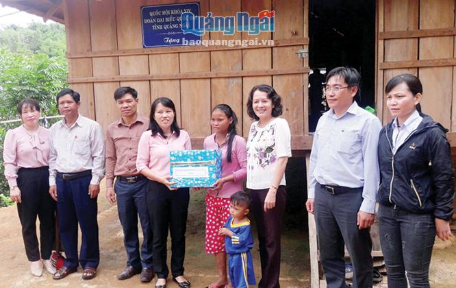 Hội LHPN tỉnh phối hợp với Đoàn ĐBQH tỉnh trao mái ấm tình thương cho gia đình chị Đinh Thị Biết, thôn Nước Min, xã Sơn Mùa (Sơn Tây).