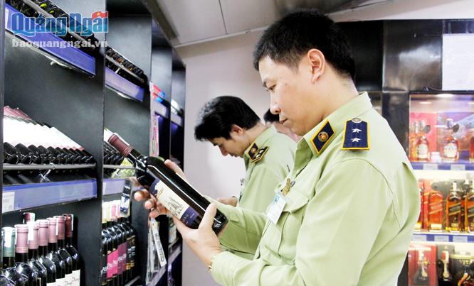  Lực lượng QLTT kiểm tra mặt hàng rượu tại siêu thị Co.opmart Quảng Ngãi.