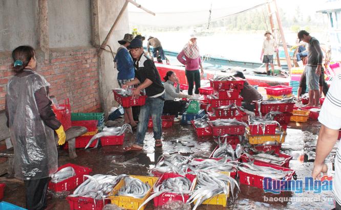 Nhiều cơ sở thu mua, chế biến hải sản ở xã Bình Châu (Bình Sơn) đã tạo việc làm cho nhiều lao động ở địa phương.