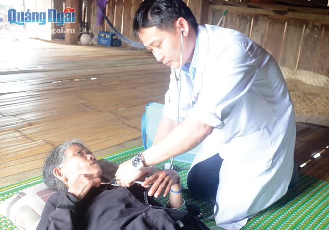 Bác sĩ Nguyễn Văn Nhất thường xuyên đến nhà những người dân lớn tuổi để khám sức khỏe.
