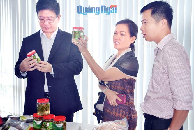  Người tiêu dùng Đà Nẵng thích thú với các sản phẩm sạch từ  huyện Sơn Hà được bày bán trong siêu thị.