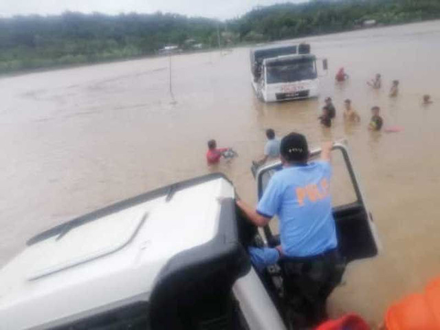 Áp thấp nhiệt đới gây mưa và lở đất làm 85 người chết ở Philippines - Ảnh: Lực lượng dân phòng Bicol cung cấp